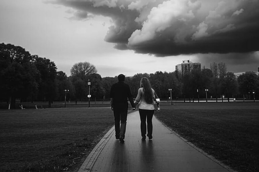 мужчина и женщина идут в парке и держутся за руки. как развиваются абьюзивные отношения